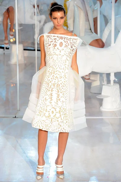 Look 16